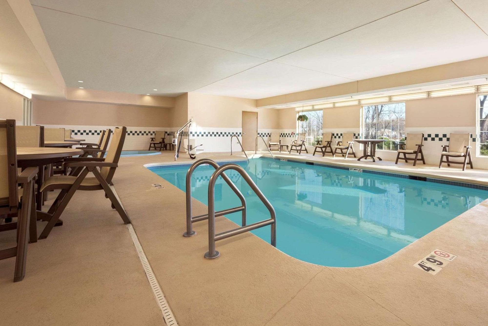 Country Inn & Suites By Radisson, Clinton, Ia Екстер'єр фото